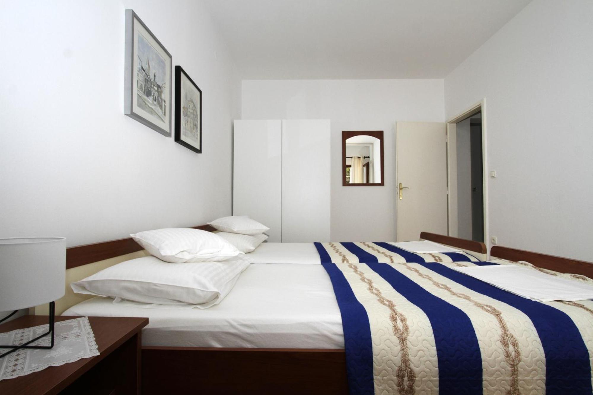 Apartments By The Sea Trogir - 11895 Bilik gambar